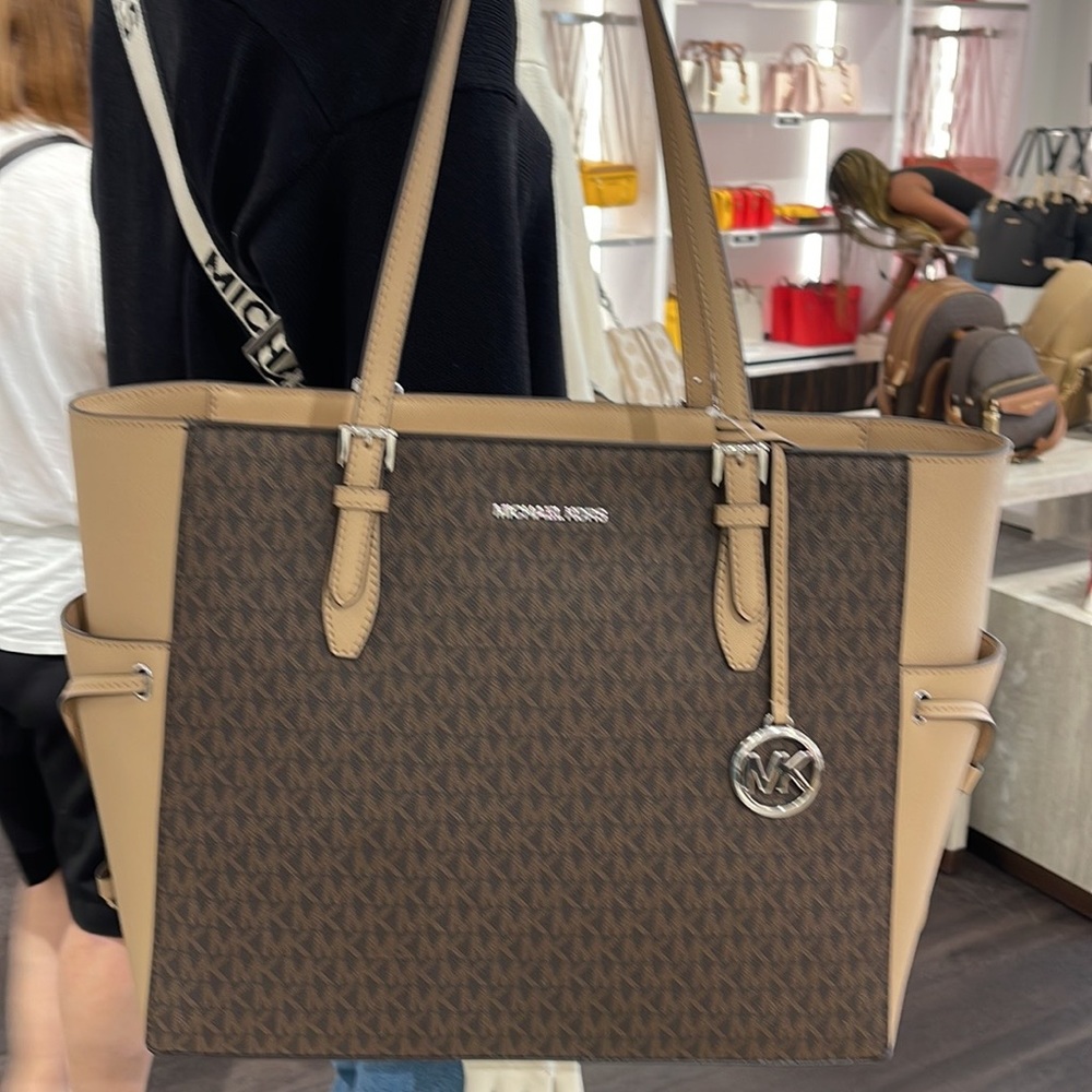 MICHAEL KORS GILLY LARGE DRAWSTRING TRAVEL TOTE SIGNATURE Camel
NWT
NWT - Picture 4 of 16